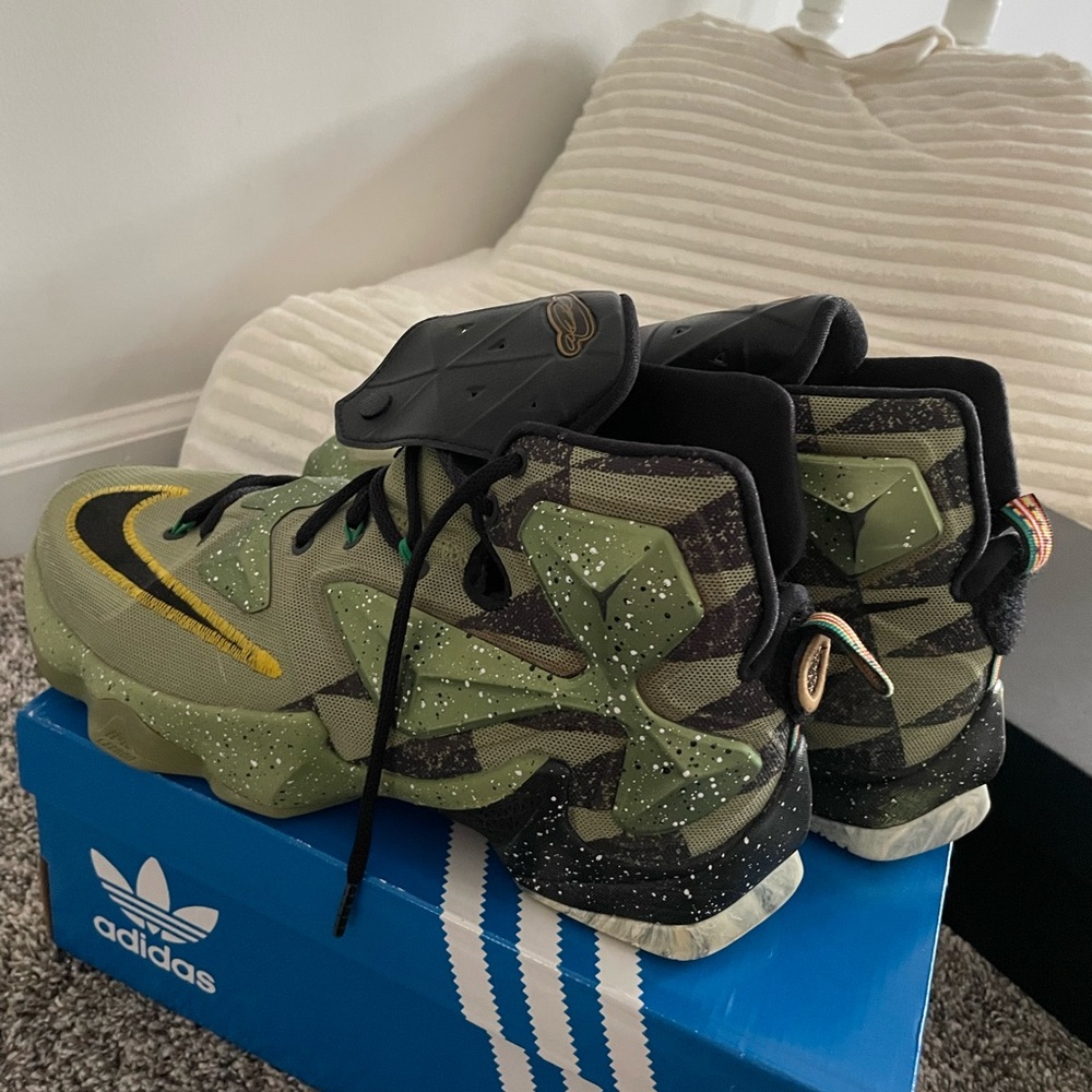 Lebron Milatary green size 9 in mint condition.